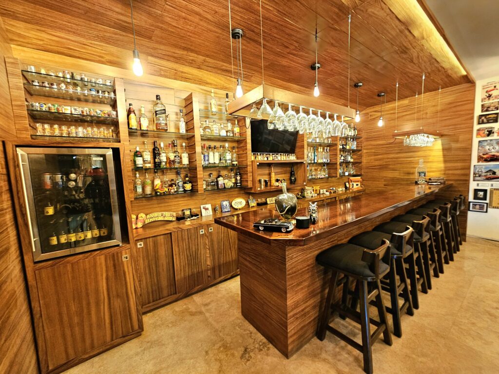 Galería de LAS CAÑADAS CASA EN VENTA SUPER COMPLETA CON ALBERCA, TERRAZA, BAR Y HERMOSO JARDIN