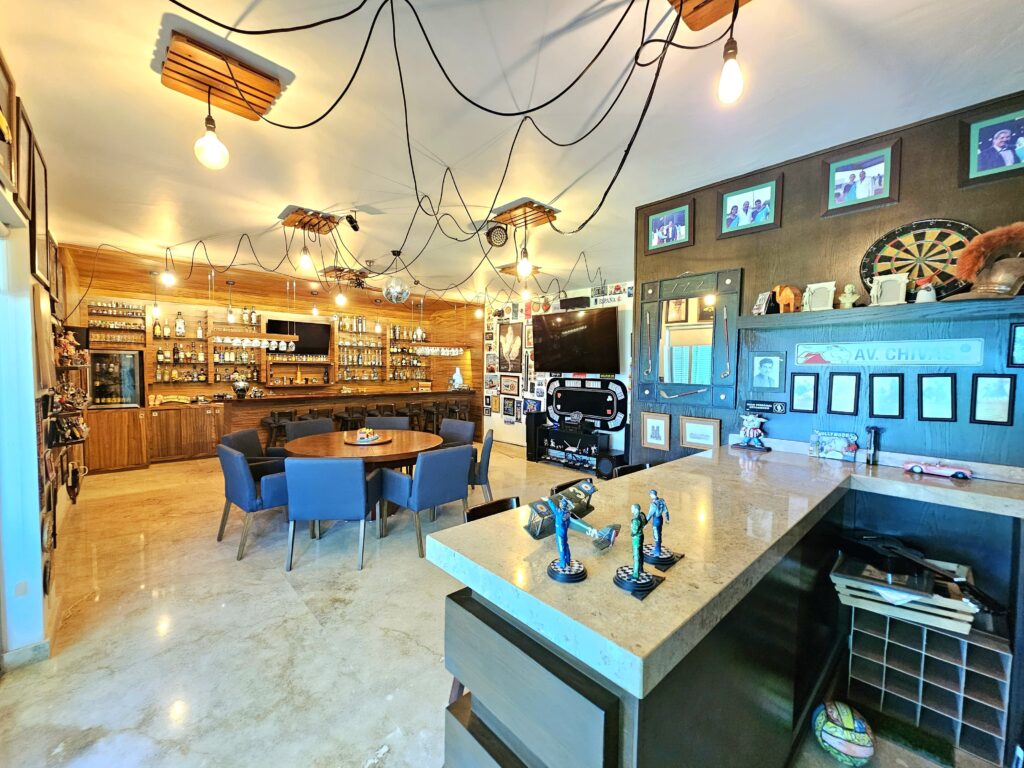 Galería de LAS CAÑADAS CASA EN VENTA SUPER COMPLETA CON ALBERCA, TERRAZA, BAR Y HERMOSO JARDIN
