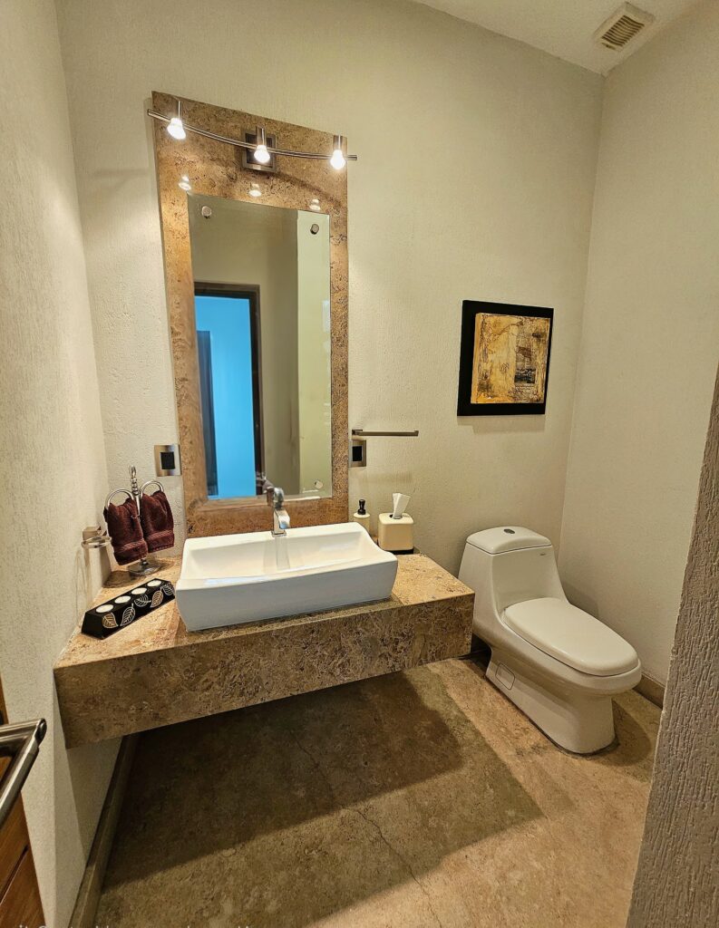 Galería de LAS CAÑADAS CASA EN VENTA SUPER COMPLETA CON ALBERCA, TERRAZA, BAR Y HERMOSO JARDIN