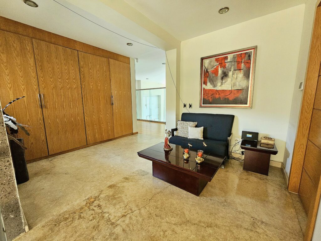 Galería de LAS CAÑADAS CASA EN VENTA SUPER COMPLETA CON ALBERCA, TERRAZA, BAR Y HERMOSO JARDIN