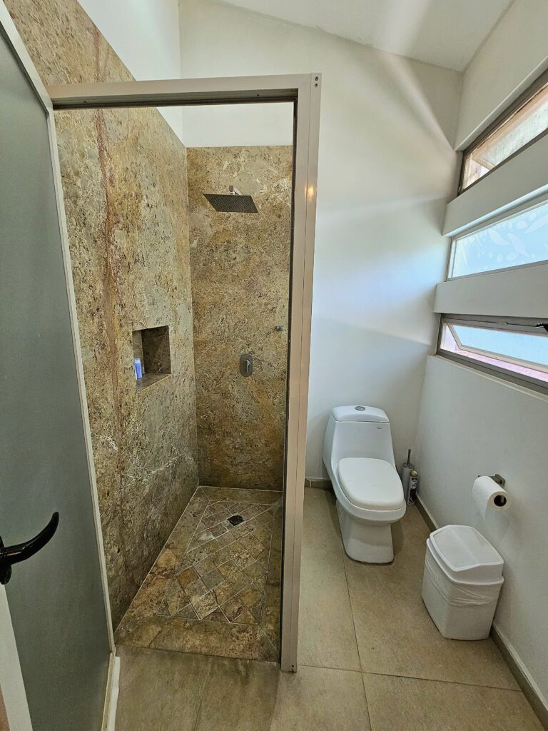 Galería de LAS CAÑADAS CASA EN VENTA SUPER COMPLETA CON ALBERCA, TERRAZA, BAR Y HERMOSO JARDIN