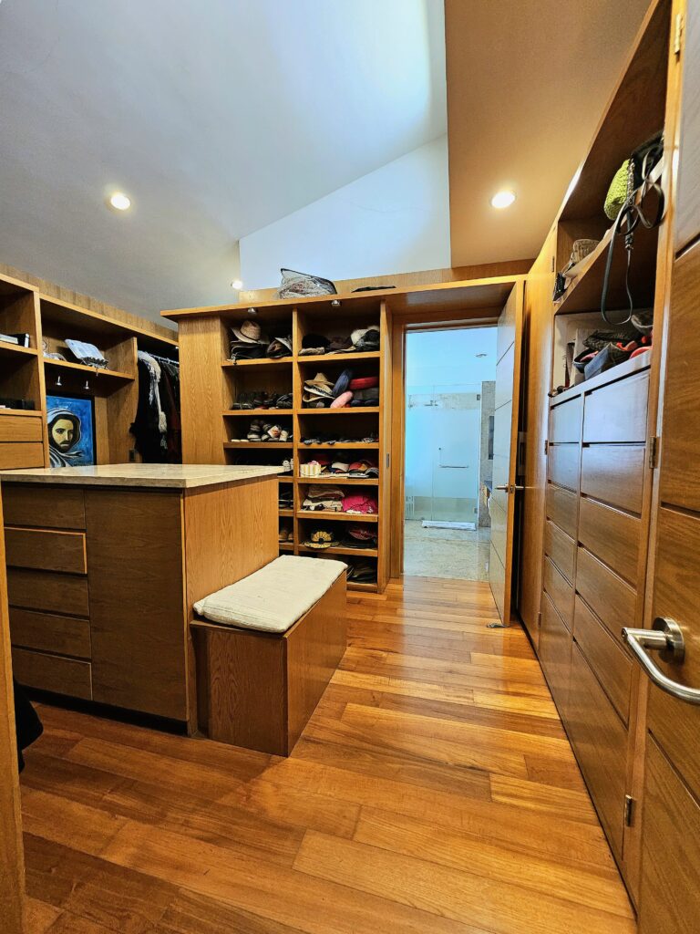 Galería de LAS CAÑADAS CASA EN VENTA SUPER COMPLETA CON ALBERCA, TERRAZA, BAR Y HERMOSO JARDIN