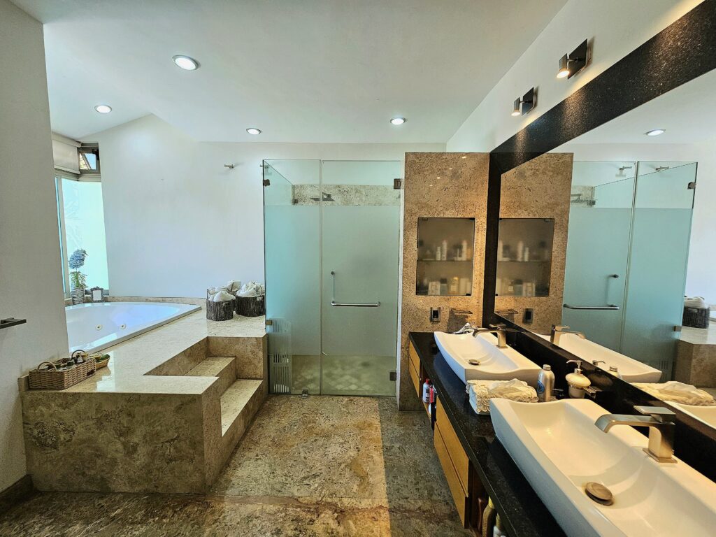 Galería de LAS CAÑADAS CASA EN VENTA SUPER COMPLETA CON ALBERCA, TERRAZA, BAR Y HERMOSO JARDIN