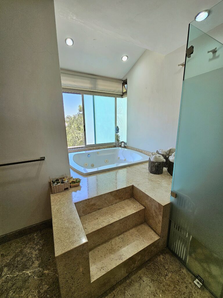 Galería de LAS CAÑADAS CASA EN VENTA SUPER COMPLETA CON ALBERCA, TERRAZA, BAR Y HERMOSO JARDIN