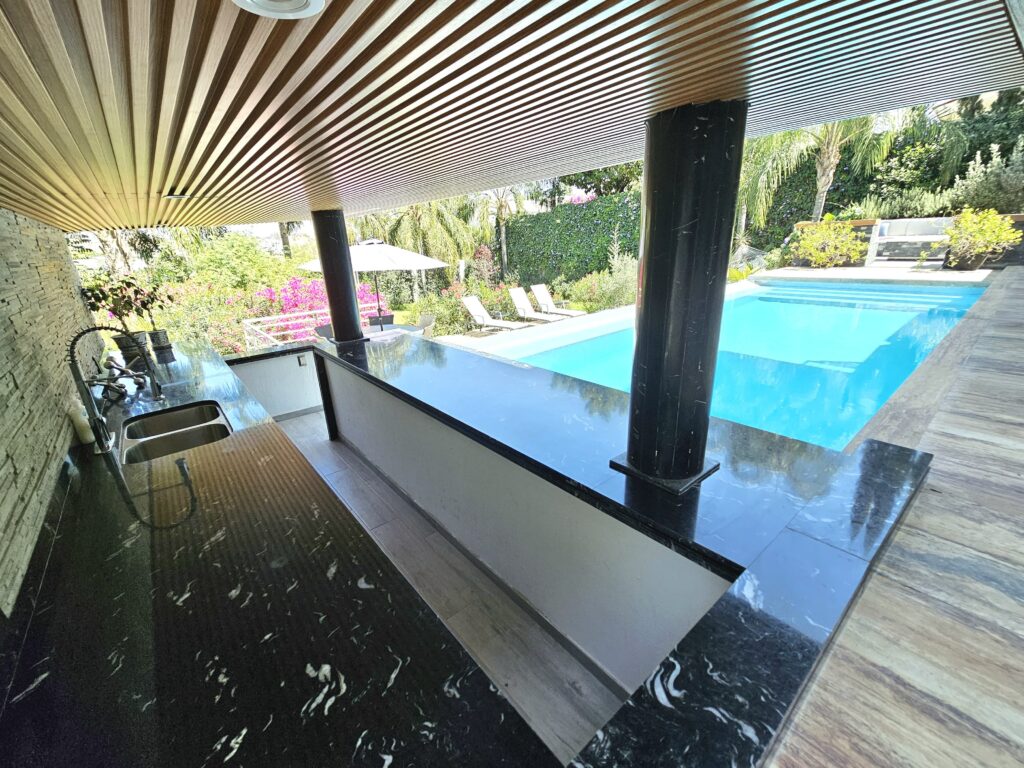 Galería de LAS CAÑADAS CASA EN VENTA SUPER COMPLETA CON ALBERCA, TERRAZA, BAR Y HERMOSO JARDIN