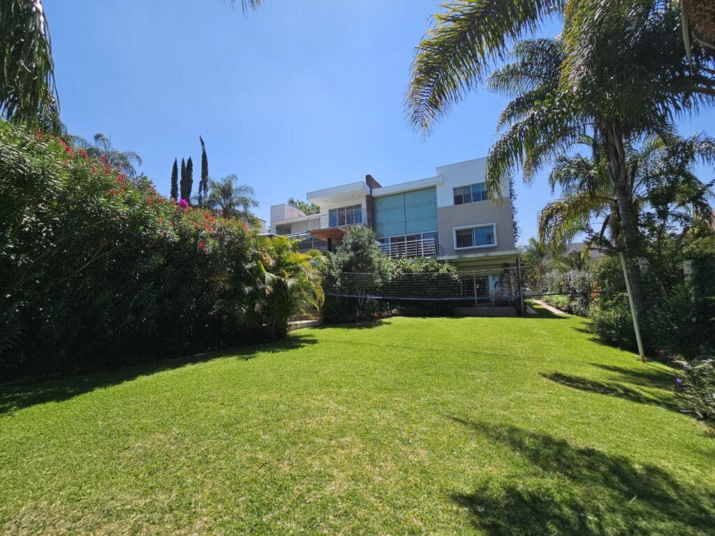 Galería de LAS CAÑADAS CASA EN VENTA SUPER COMPLETA CON ALBERCA, TERRAZA, BAR Y HERMOSO JARDIN