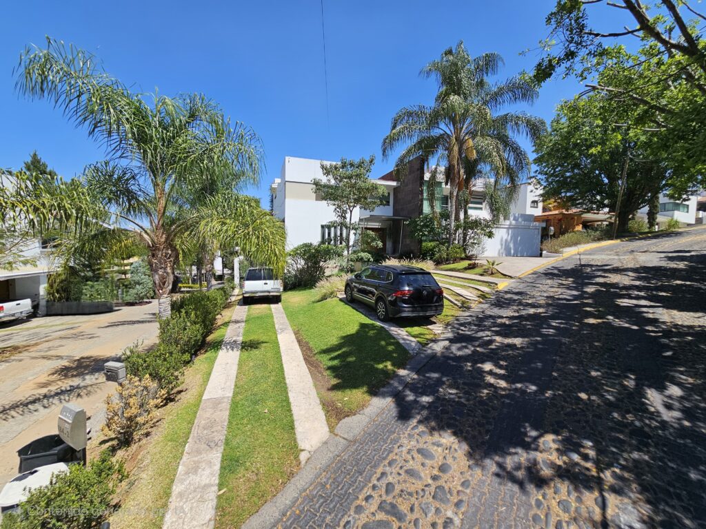 Galería de LAS CAÑADAS CASA EN VENTA SUPER COMPLETA CON ALBERCA, TERRAZA, BAR Y HERMOSO JARDIN