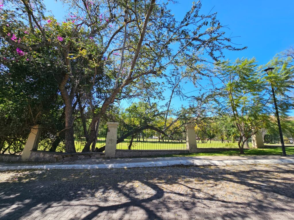 Galería de LAS CAÑADAS PREVENTA CASA MODERNISTA CON VISTA AL CAMPO DE GOLF
