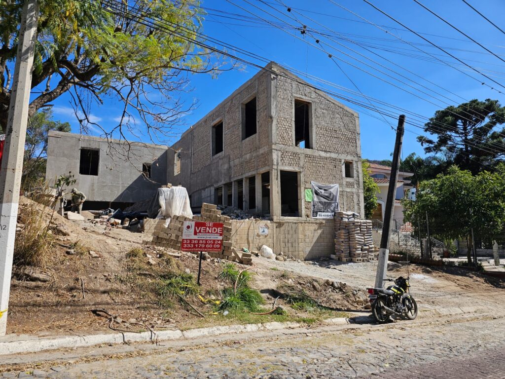 Galería de LAS CAÑADAS PREVENTA CASA MODERNISTA CON VISTA AL CAMPO DE GOLF