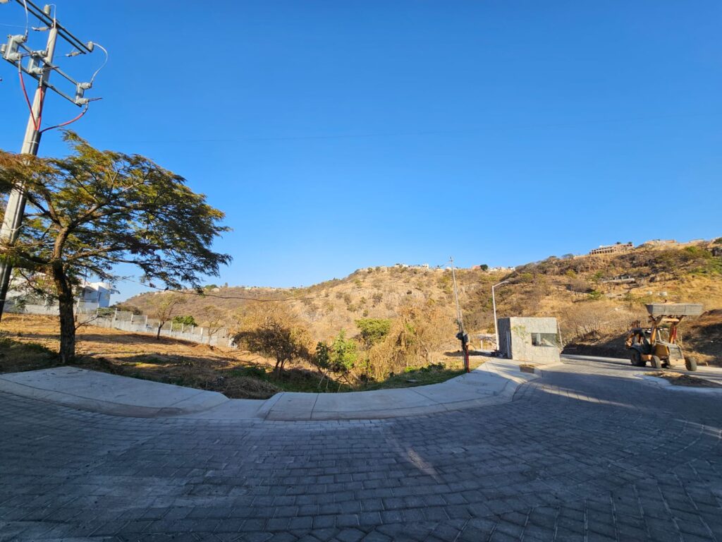 Galería de LAS CAÑADAS LOTE EN VENTA EN ESQUINA CON BONITA VISTA Y SUPERFICIE APROVECHABLE