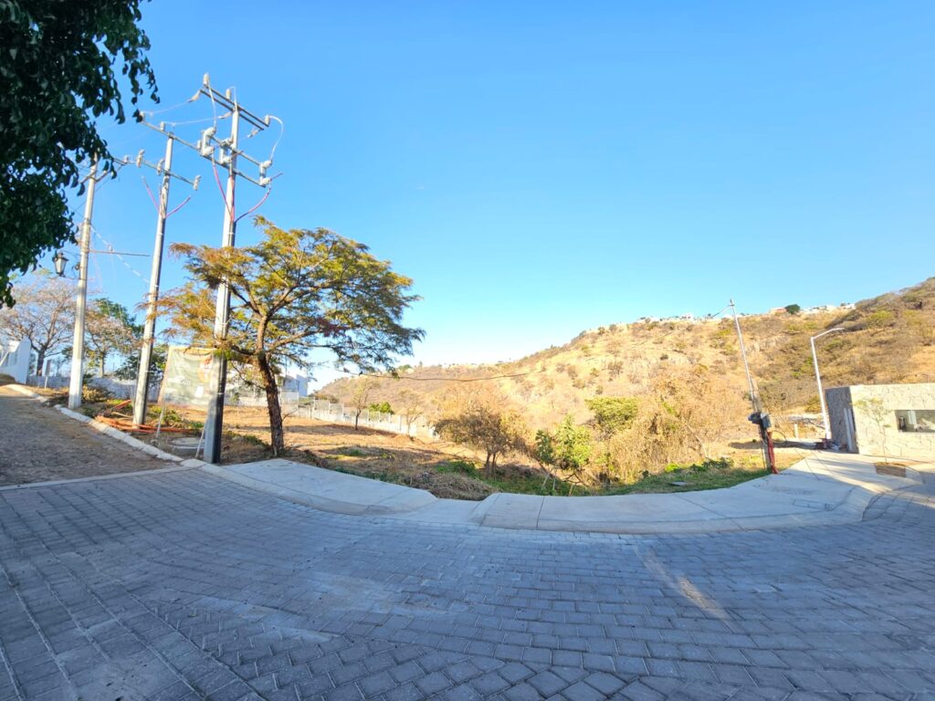 Galería de LAS CAÑADAS LOTE EN VENTA EN ESQUINA CON BONITA VISTA Y SUPERFICIE APROVECHABLE