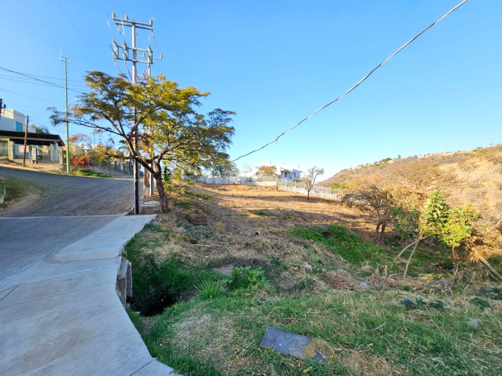 Galería de LAS CAÑADAS LOTE EN VENTA EN ESQUINA CON BONITA VISTA Y SUPERFICIE APROVECHABLE