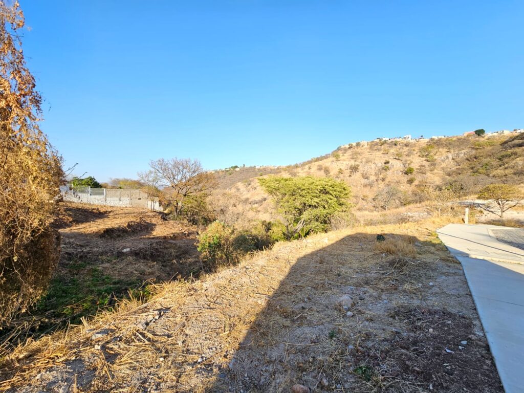 Galería de LAS CAÑADAS LOTE EN VENTA EN ESQUINA CON BONITA VISTA Y SUPERFICIE APROVECHABLE