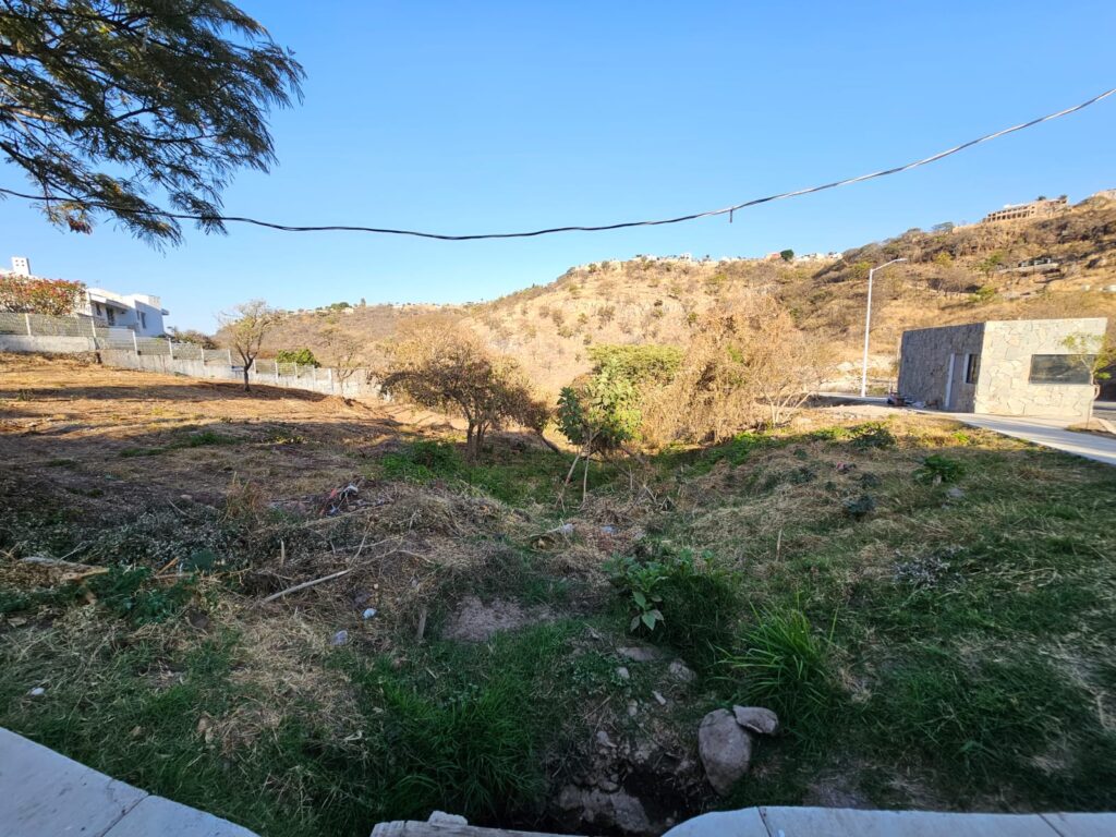 Galería de LAS CAÑADAS LOTE EN VENTA EN ESQUINA CON BONITA VISTA Y SUPERFICIE APROVECHABLE