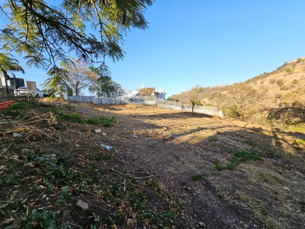 Galería de LAS CAÑADAS LOTE EN VENTA EN ESQUINA CON BONITA VISTA Y SUPERFICIE APROVECHABLE
