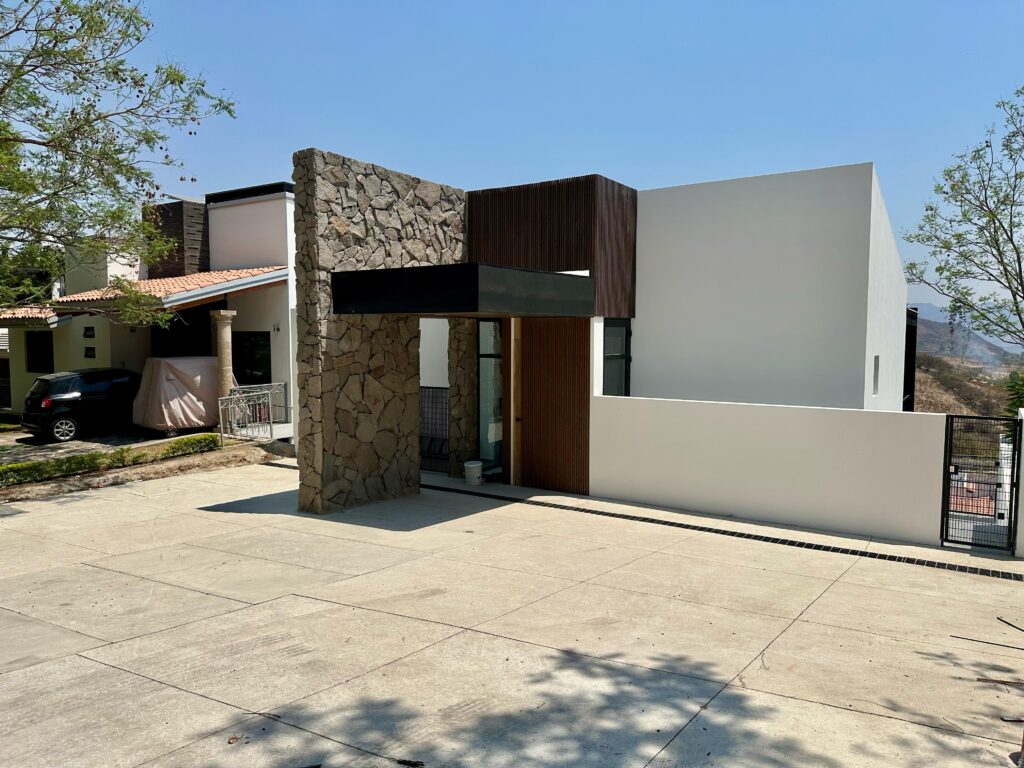 Galería de LAS CAÑADAS CASA NUEVA EN VENTA CON HERMOSA VISTA A LA BARRANCA