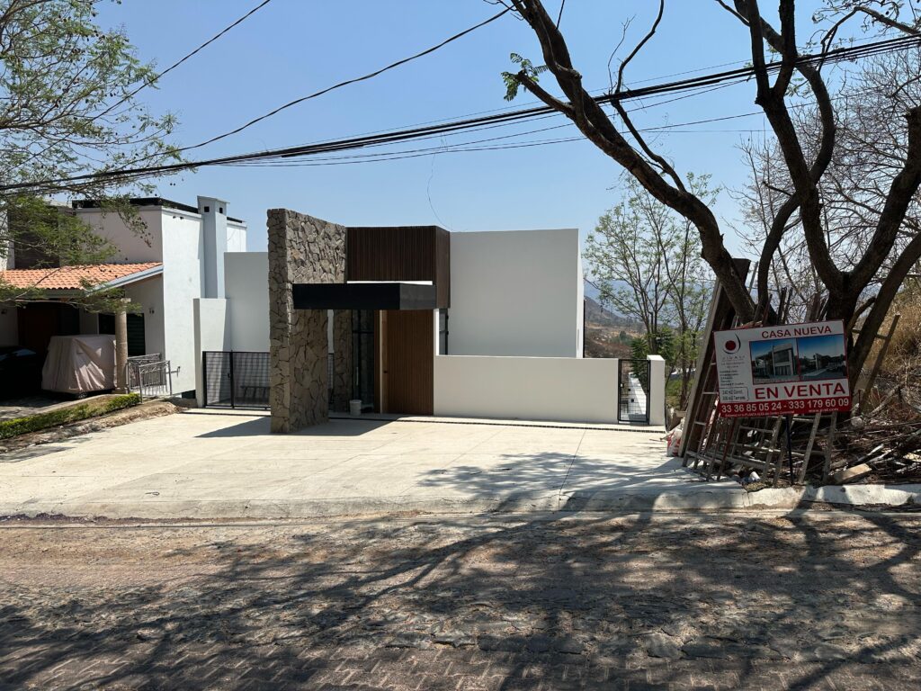 Galería de LAS CAÑADAS CASA NUEVA EN VENTA CON HERMOSA VISTA A LA BARRANCA