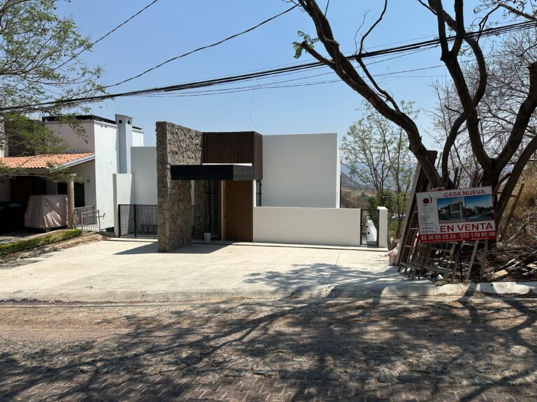 LAS CAÑADAS CASA NUEVA EN VENTA CON HERMOSA VISTA A LA BARRANCA