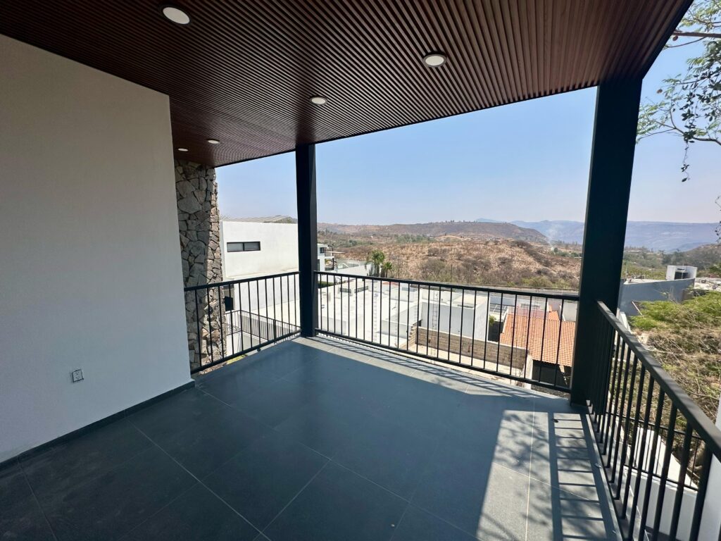 Galería de LAS CAÑADAS CASA NUEVA EN VENTA CON HERMOSA VISTA A LA BARRANCA