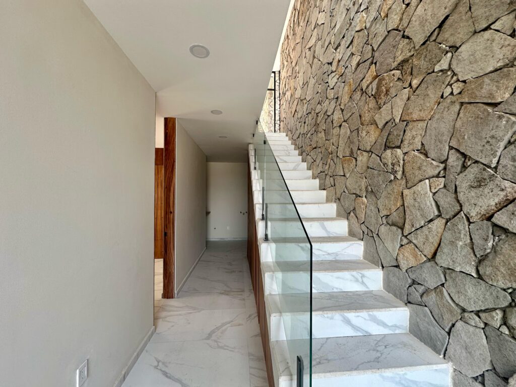 Galería de LAS CAÑADAS CASA NUEVA EN VENTA CON HERMOSA VISTA A LA BARRANCA