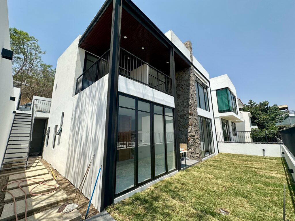 Galería de LAS CAÑADAS CASA NUEVA EN VENTA CON HERMOSA VISTA A LA BARRANCA