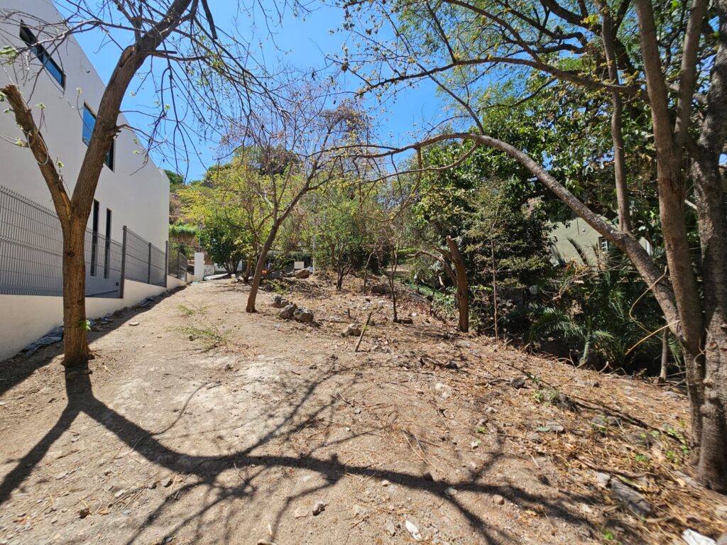 Galería de LAS CAÑADAS HERMOSO LOTE EN VENTA COLINDANTE CON DONACION Y ARROYO PLUVIAL