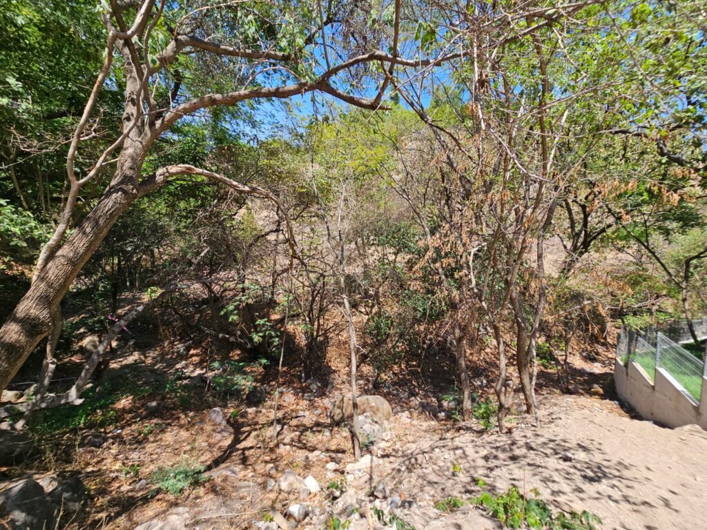 Galería de LAS CAÑADAS HERMOSO LOTE EN VENTA COLINDANTE CON DONACION Y ARROYO PLUVIAL