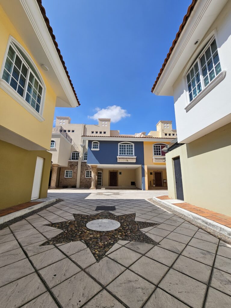 Galería de LA ESTANCIA CASA EN VENTA EN COTO PRIVADO A 2 MIN DE COSTCO