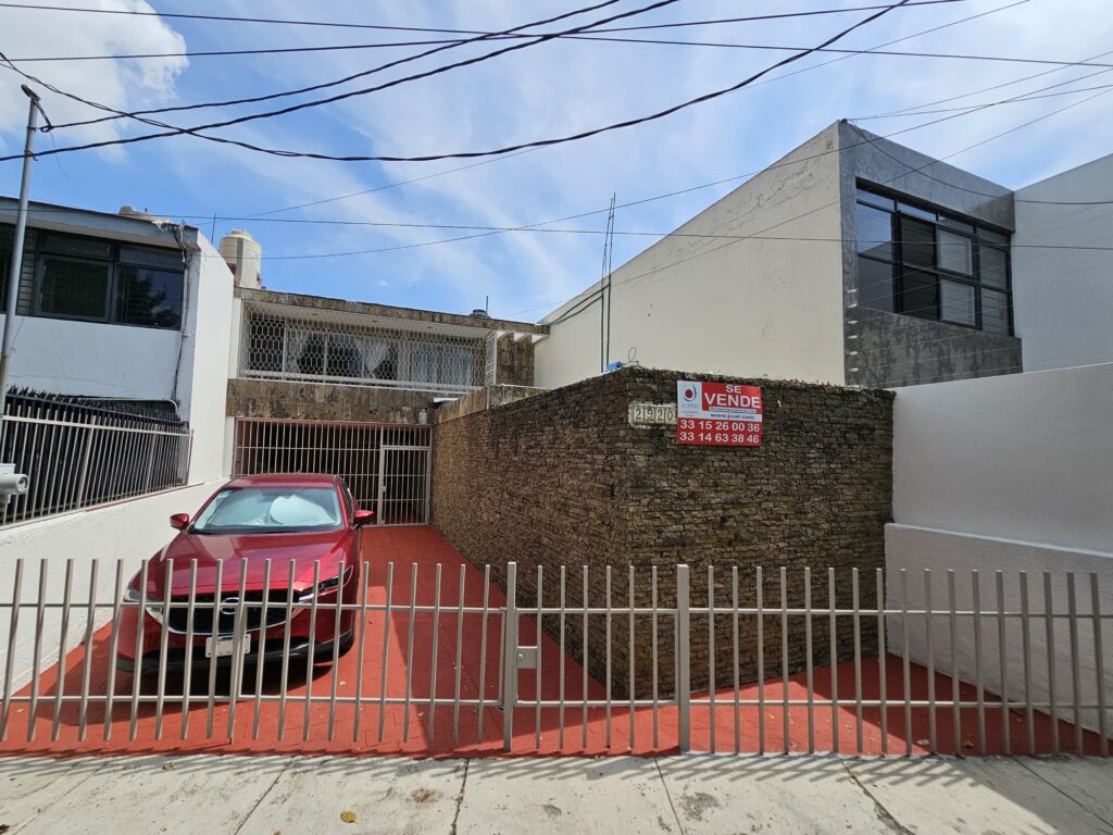 Galería de AV. INGLATERRA CASA EN VENTA A 500m DE LA MINERVA INTERESANTE PROYECTO