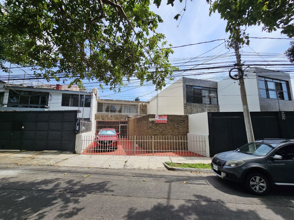 Galería de AV. INGLATERRA CASA EN VENTA A 500m DE LA MINERVA INTERESANTE PROYECTO