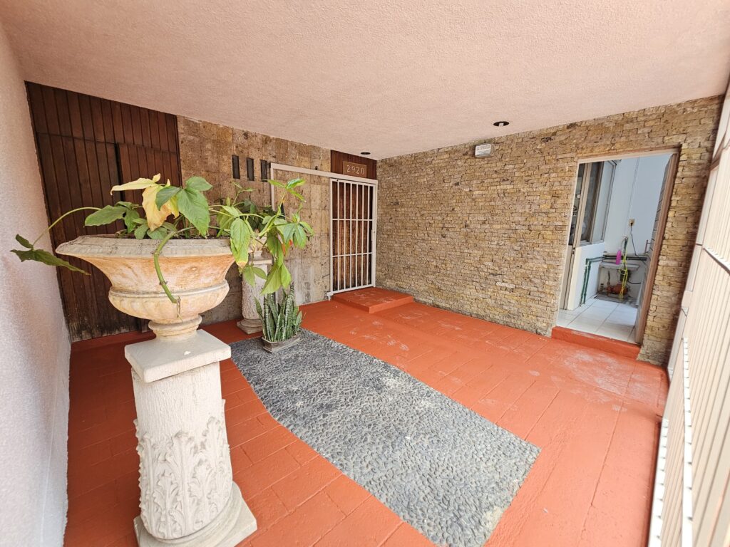 Galería de AV. INGLATERRA CASA EN VENTA A 500m DE LA MINERVA INTERESANTE PROYECTO