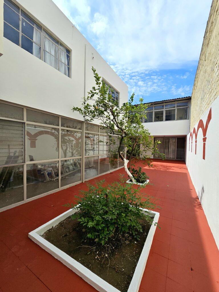 Galería de AV. INGLATERRA CASA EN VENTA A 500m DE LA MINERVA INTERESANTE PROYECTO