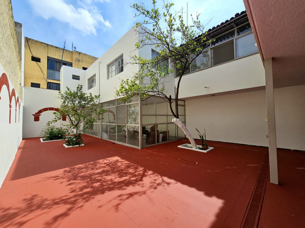 Galería de AV. INGLATERRA CASA EN VENTA A 500m DE LA MINERVA INTERESANTE PROYECTO