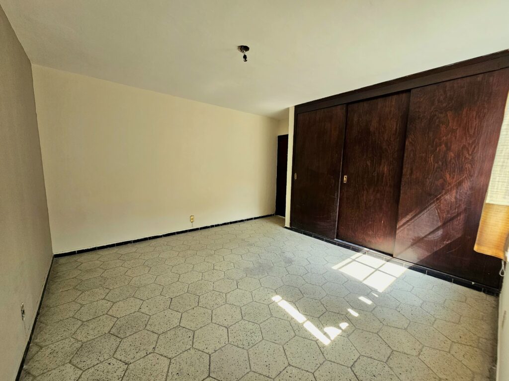 Galería de AV. INGLATERRA CASA EN VENTA A 500m DE LA MINERVA INTERESANTE PROYECTO