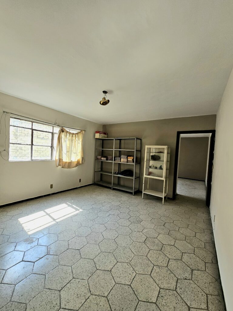 Galería de AV. INGLATERRA CASA EN VENTA A 500m DE LA MINERVA INTERESANTE PROYECTO