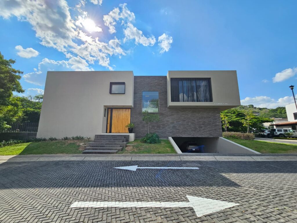 Galería de LAS CAÑADAS CASA EN VENTA SEMINUEVA EN COTO LA PRADERA CON ACABADOS DE LUJO