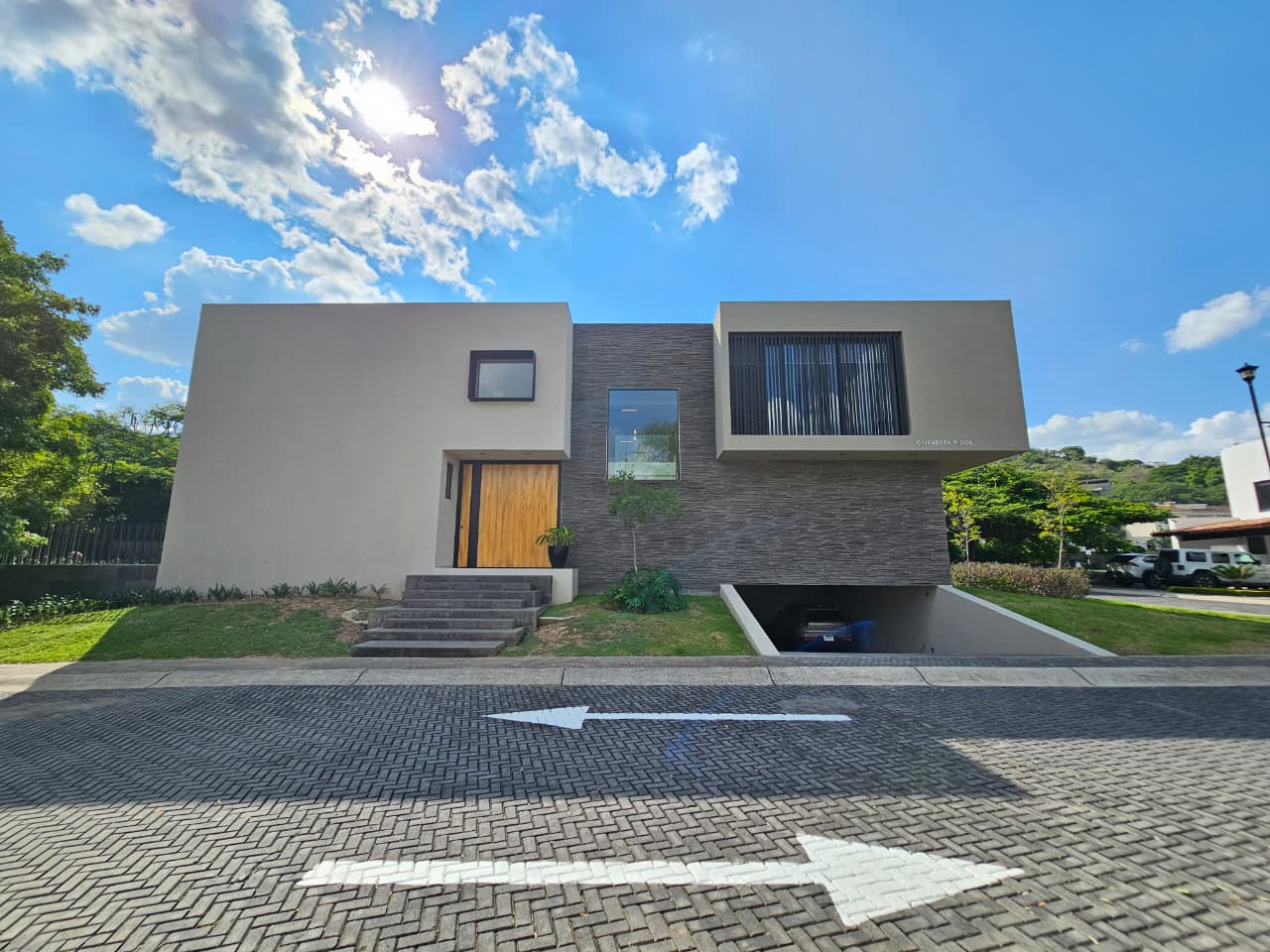 LAS CAÑADAS CASA EN VENTA SEMINUEVA EN COTO LA PRADERA CON ACABADOS DE LUJO