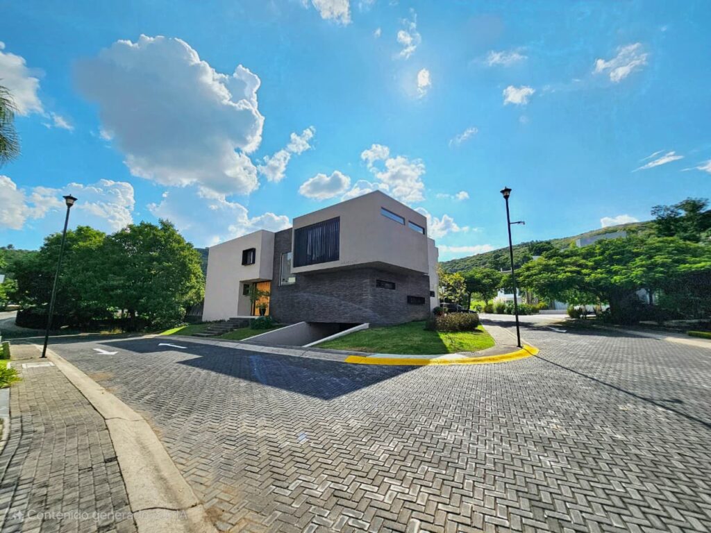 Galería de LAS CAÑADAS CASA EN VENTA SEMINUEVA EN COTO LA PRADERA CON ACABADOS DE LUJO