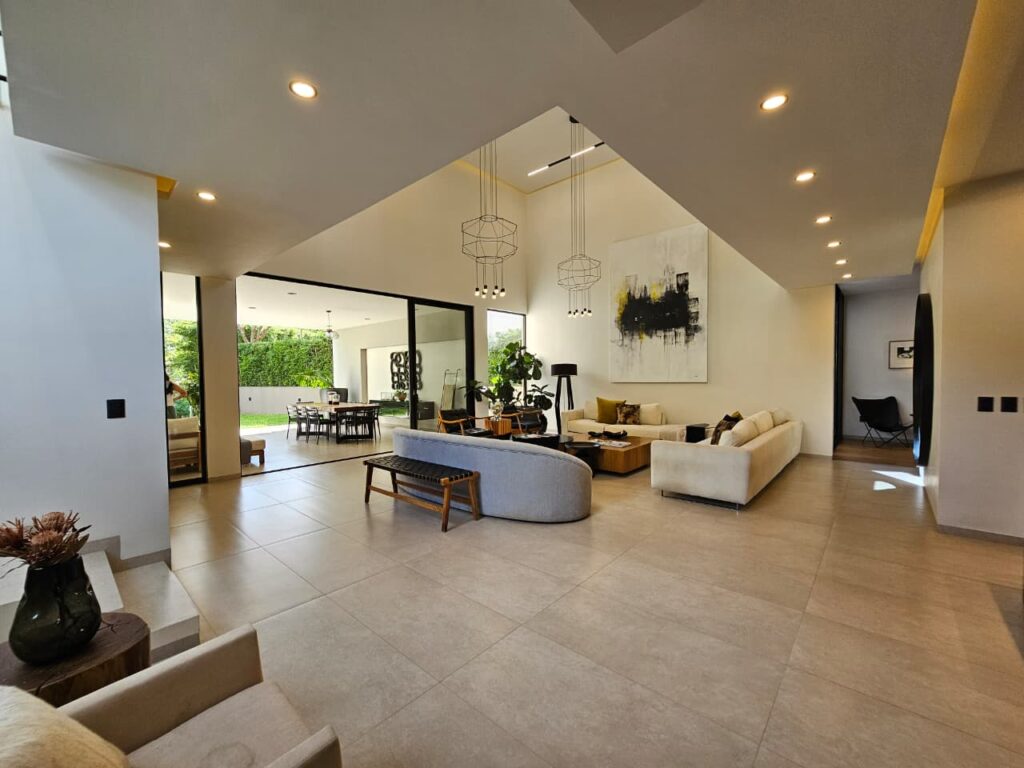 Galería de LAS CAÑADAS CASA EN VENTA SEMINUEVA EN COTO LA PRADERA CON ACABADOS DE LUJO