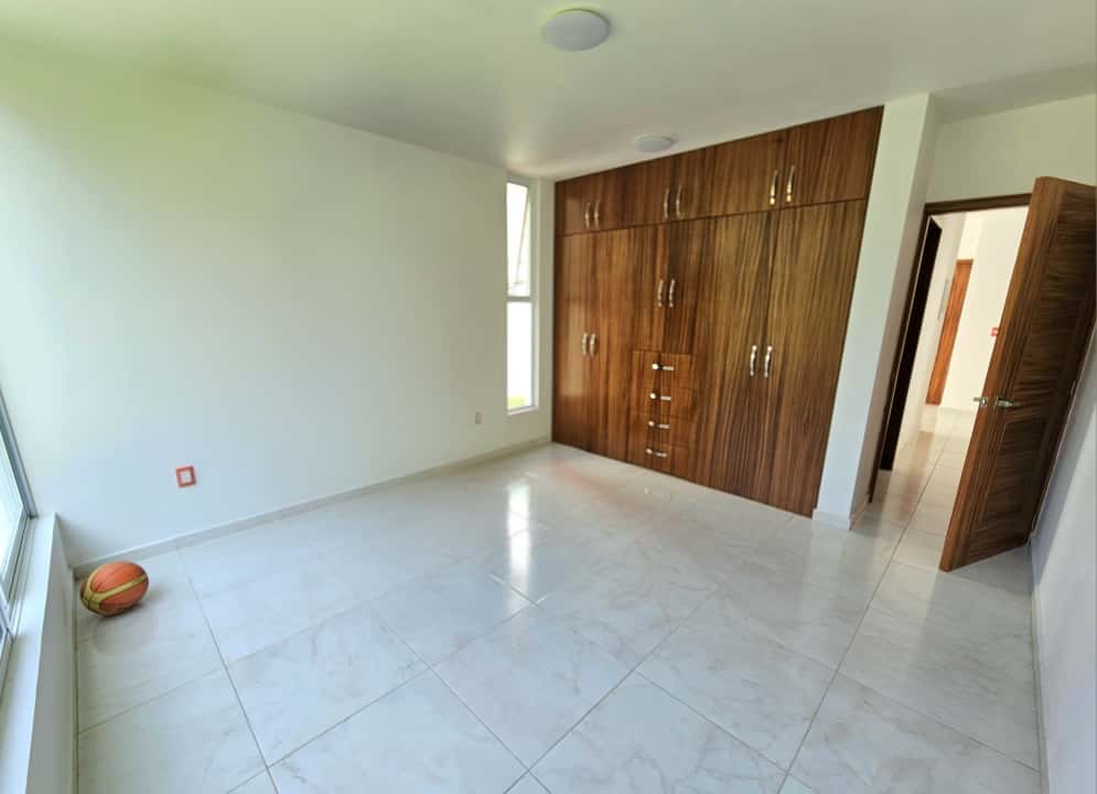 Galería de Las Cañadas Casa Nueva en Coto Abedules con Vista Al Campo de Golf