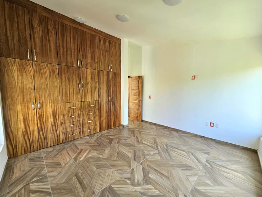 Galería de Las Cañadas Casa Nueva en Coto Abedules con Vista Al Campo de Golf