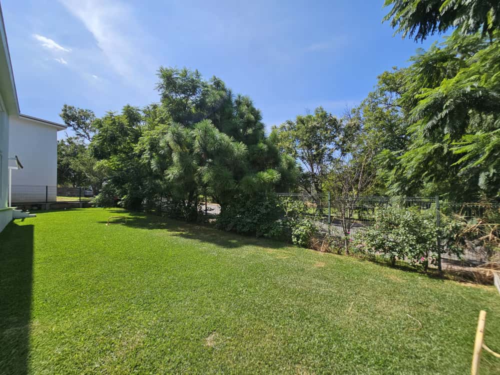 Galería de Las Cañadas Casa Nueva en Coto Abedules con Vista Al Campo de Golf