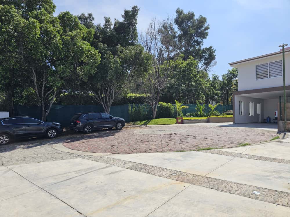 Galería de Las Cañadas Casa Nueva en Coto Abedules con Vista Al Campo de Golf