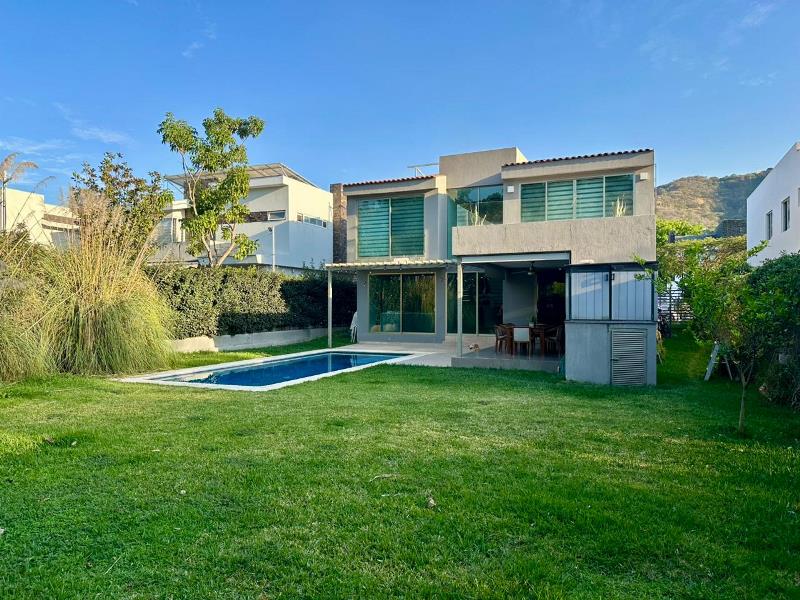 LAS CAÑADAS CASA EN VENTA CON ALBERCA EN COTO ABEDULES