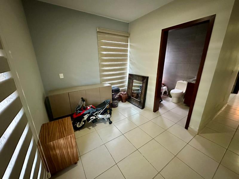 Galería de LAS CAÑADAS CASA EN VENTA CON ALBERCA EN COTO ABEDULES