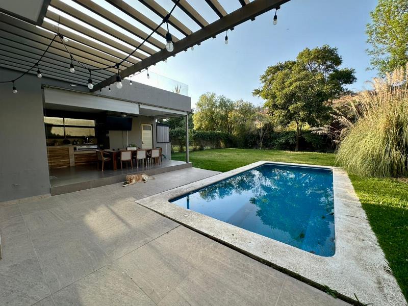 Galería de LAS CAÑADAS CASA EN VENTA CON ALBERCA EN COTO ABEDULES