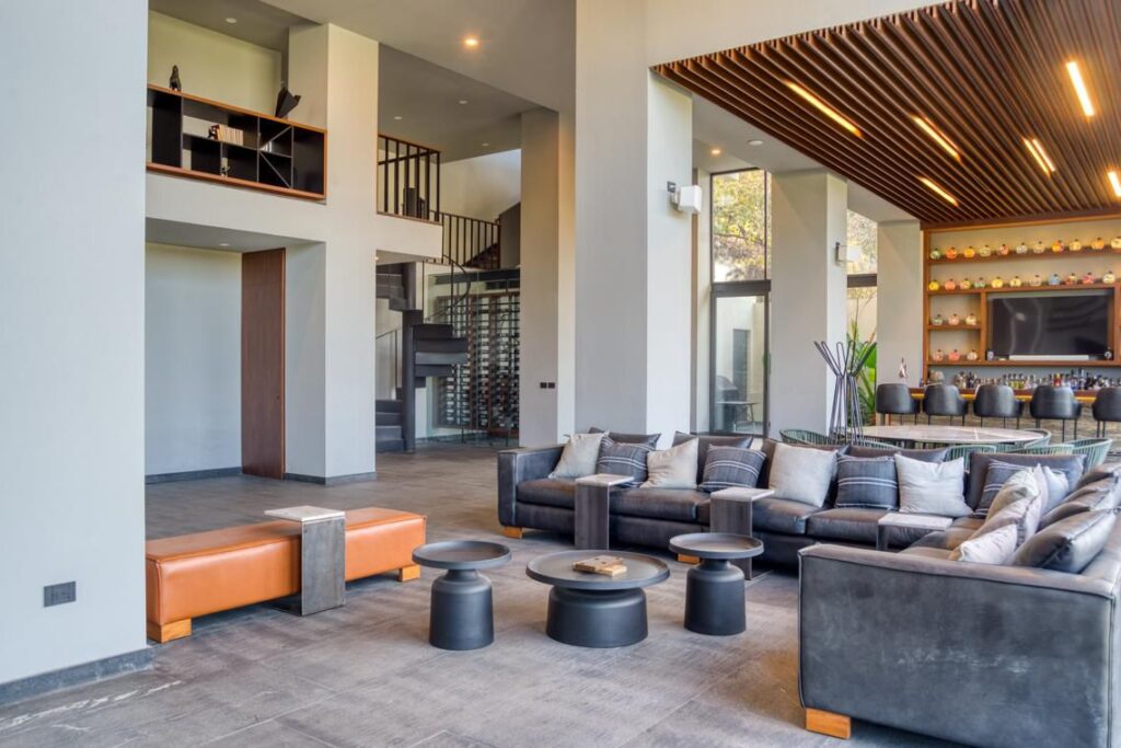 Galería de LAS CAÑADAS CASA EN VENTA DE LUJO CON GRAN DISEÑO Y VISTAS PANORÁMICAS