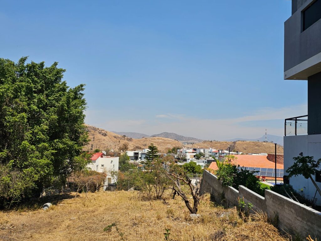 Galería de LAS CAÑADAS LOTE EN VENTA PLANO CON BONITA VISTA A 3 MIN DEL COLEGIO