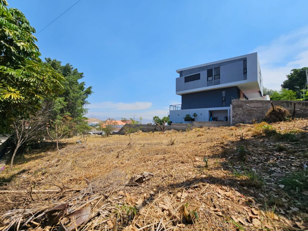 Galería de LAS CAÑADAS LOTE EN VENTA PLANO CON BONITA VISTA A 3 MIN DEL COLEGIO