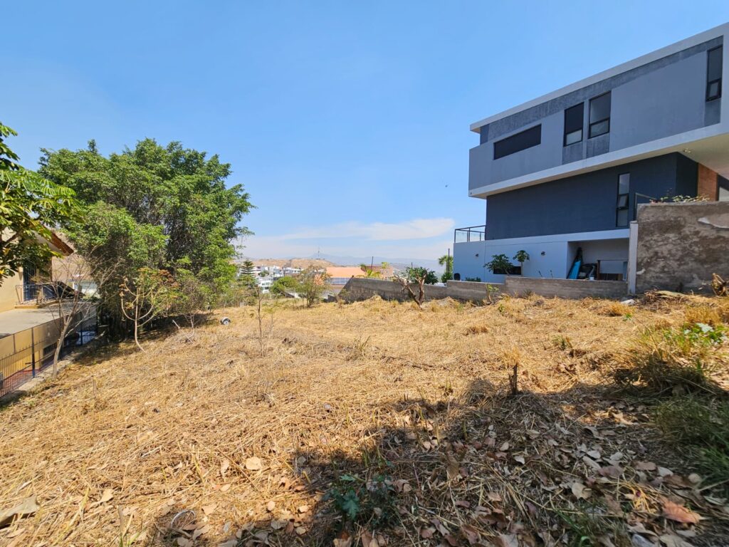 Galería de LAS CAÑADAS LOTE EN VENTA PLANO CON BONITA VISTA A 3 MIN DEL COLEGIO